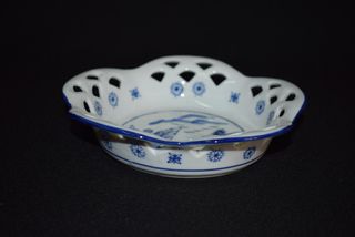Cesta do pão em ceramica com desenho em azul
