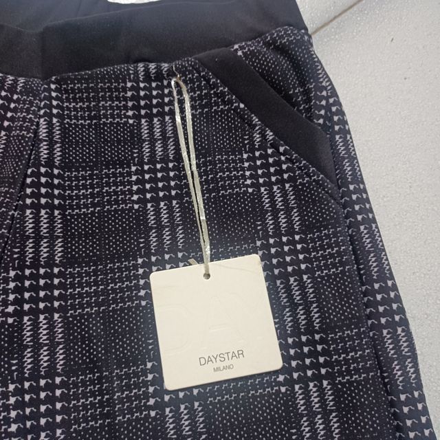 Pantaloni nuovi tg M