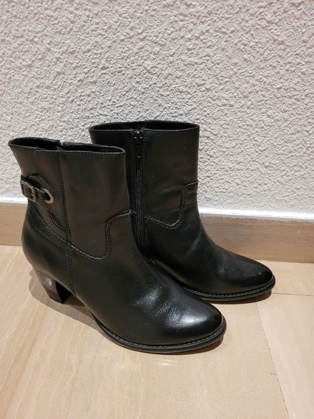 Botines negros de piel. Talla 38