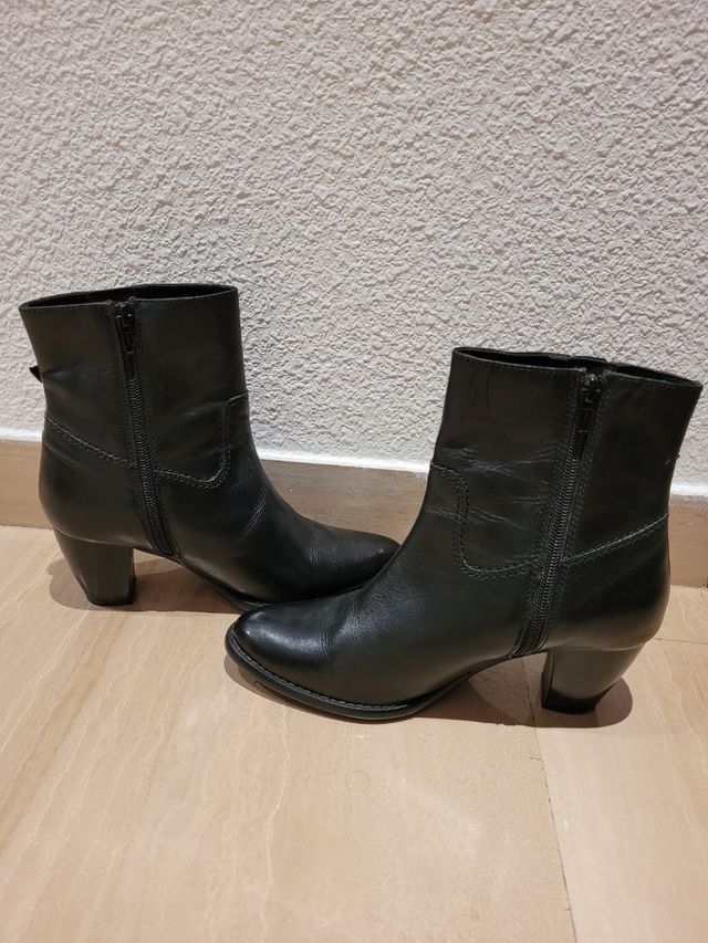 Botines negros de piel. Talla 38