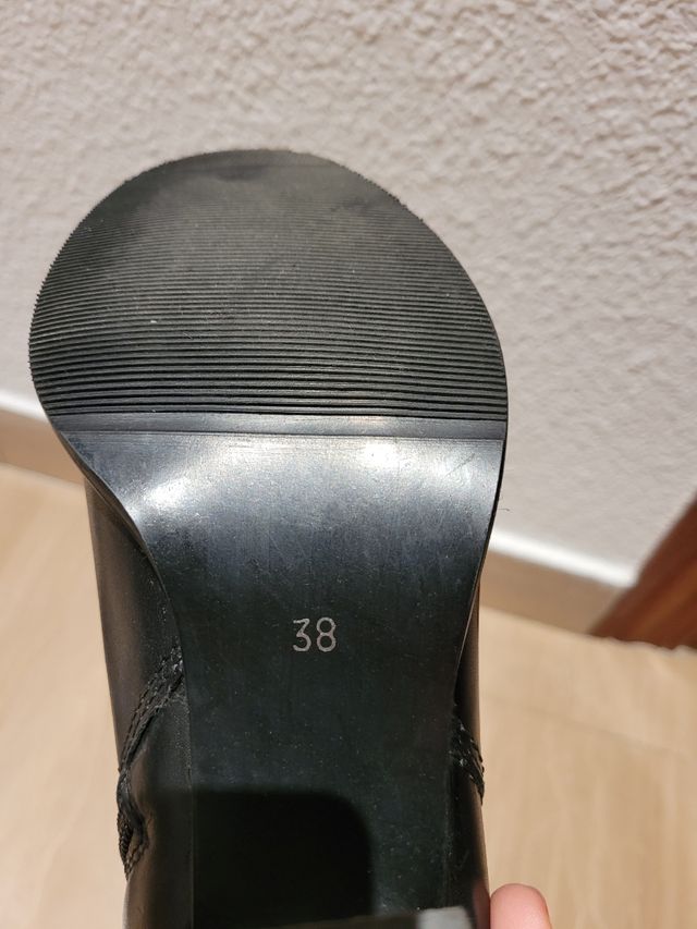 Botines negros de piel. Talla 38