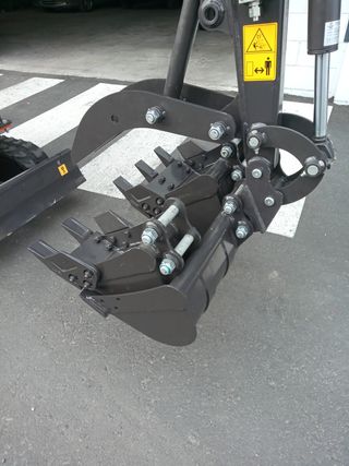 Miniexcavadora retroexcavadora 1000 kgs