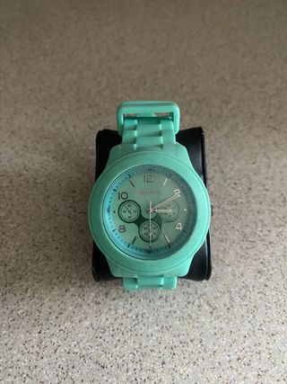Reloj verde agua