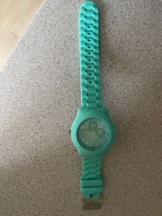 Reloj verde agua