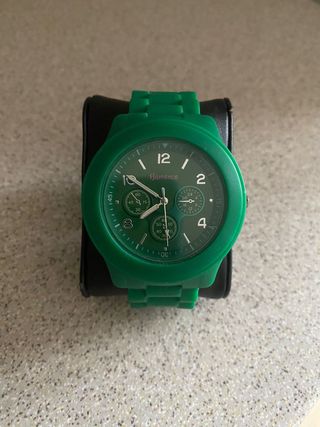 Reloj verde oscuro