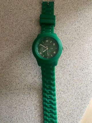 Reloj verde oscuro