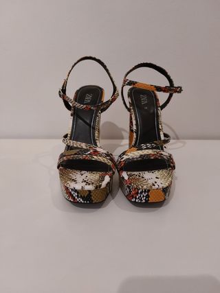 Sandalias efecto piel Zara