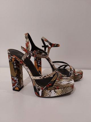 Sandalias efecto piel Zara