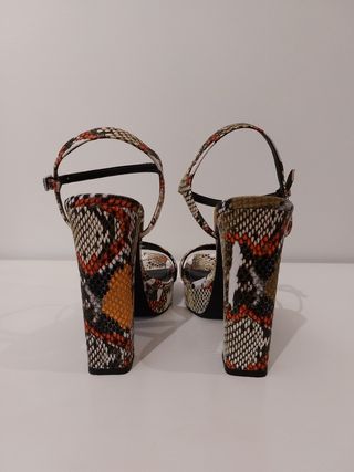 Sandalias efecto piel Zara