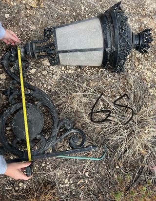 Farol aplique isabelino de hierro fundido