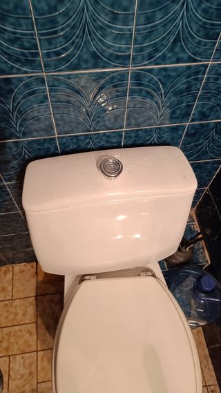 Tapa cisterna blanca antigua