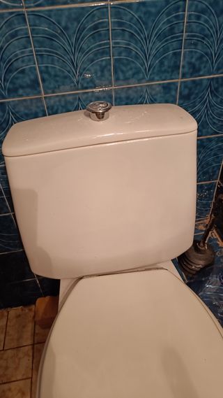 Tapa cisterna blanca antigua