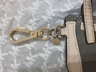 2 Llaveros de Michael Kors y caja