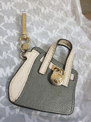 2 Llaveros de Michael Kors y caja