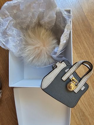 2 Llaveros de Michael Kors y caja