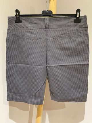 Pantalón pinza gris a rayas de Stradivarius