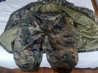 Abrigo y pantalon impermeables cazador