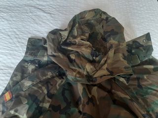 Abrigo y pantalon impermeables cazador