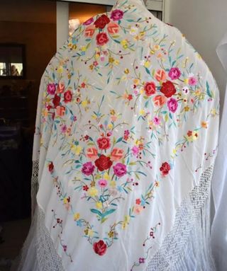 mantón de Manila seda bordado a mano