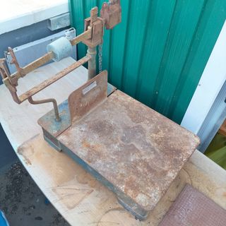 dos balanzas y una pesa