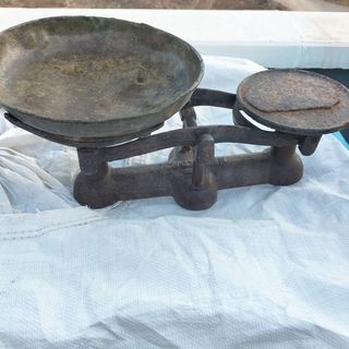 dos balanzas y una pesa