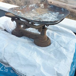 dos balanzas y una pesa