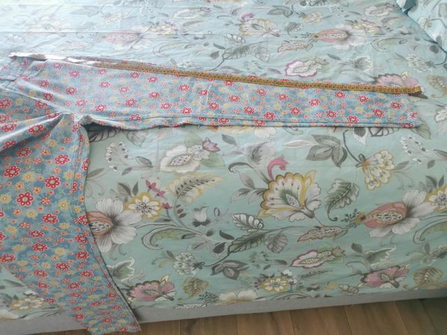 Pantalón vaquero azul cielo intenso + flores color