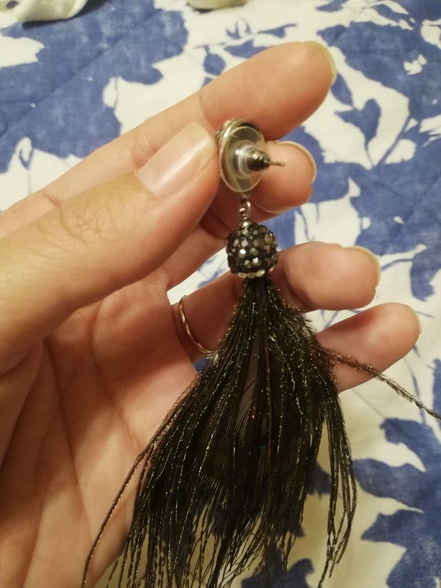 Orecchini con piume di pavone