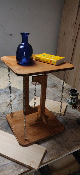 HRAFNKELL: Pedestal flotante tensegrity