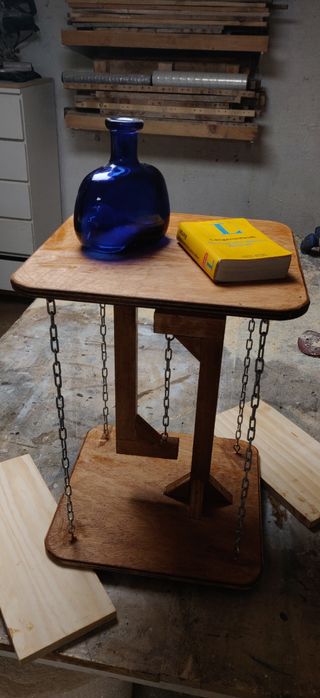 HRAFNKELL: Pedestal flotante tensegrity