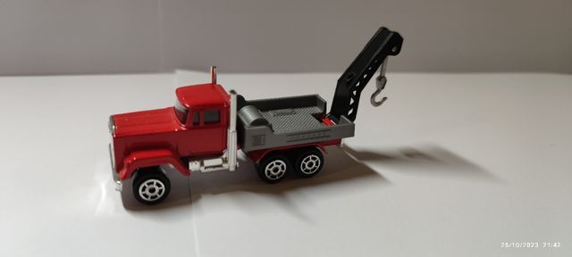 Autocarro con gru in miniatura