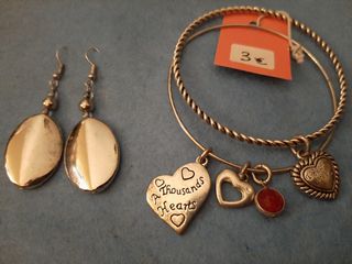 Pulseras con corazones y pendientes