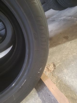 VENDO 2 NEUMÁTICOS  EN PERFECTO  ESTADO