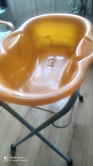 Bañera de bebé con patas