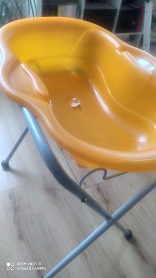 Bañera de bebé con patas