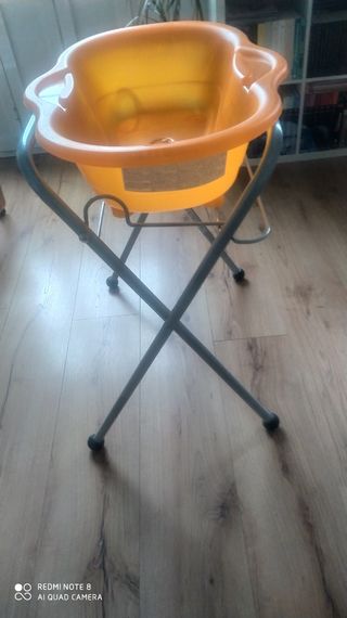 Bañera de bebé con patas
