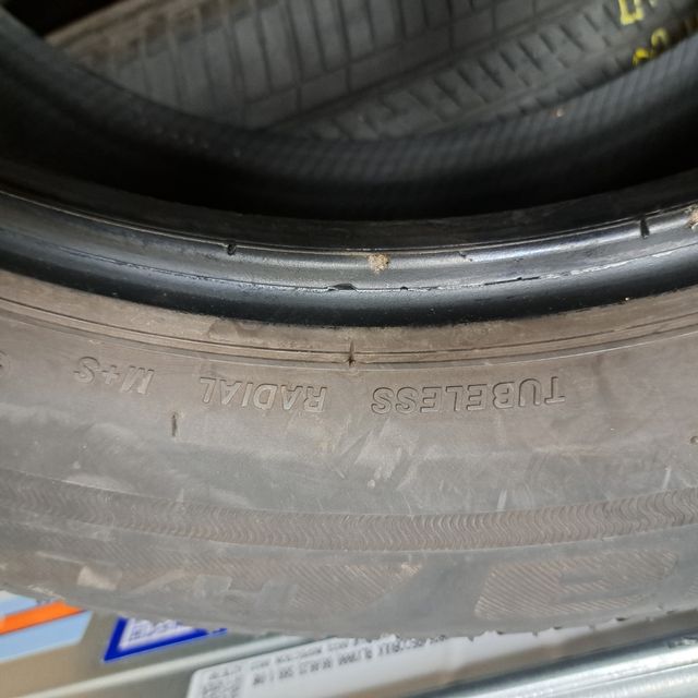 Neumatico  235/55 R18