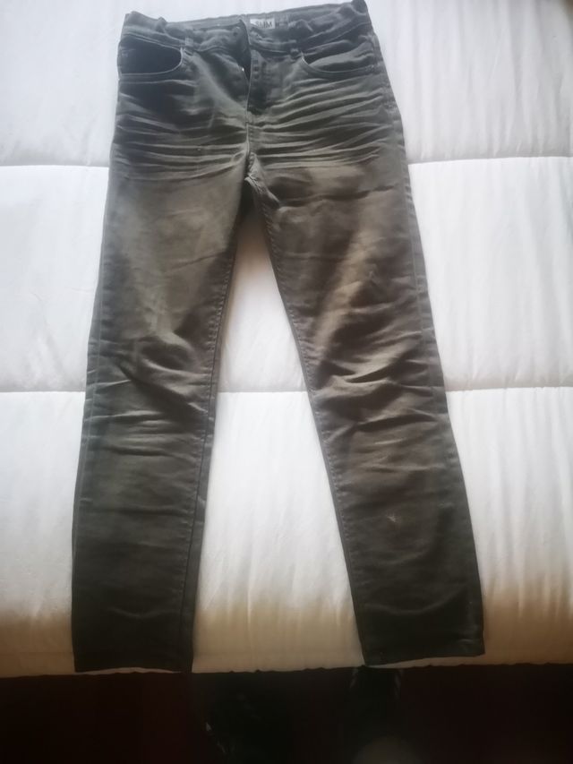 Pantalón niño color verde.