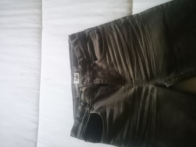 Pantalón niño color verde.