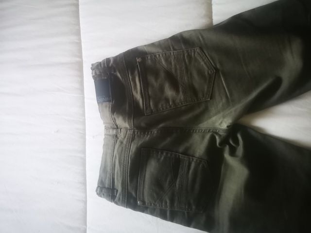 Pantalón niño color verde.