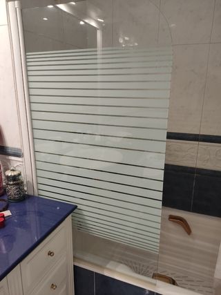 Mampara ducha semi opaca por lineas grabadas