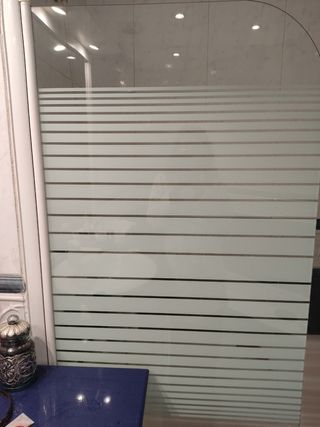 Mampara ducha semi opaca por lineas grabadas