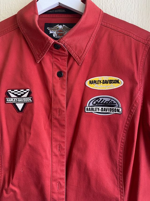 camisa roja parches - harley davidson