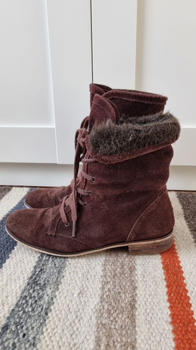 Bota media caña de piel y borreguillo