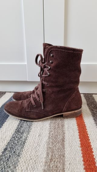 Bota media caña de piel y borreguillo 