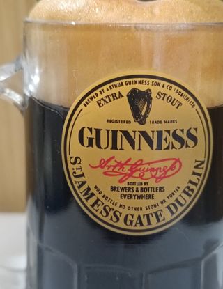 Antigua Jarra Guinness con duende irlandes.