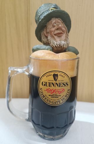Antigua Jarra Guinness con duende irlandes.