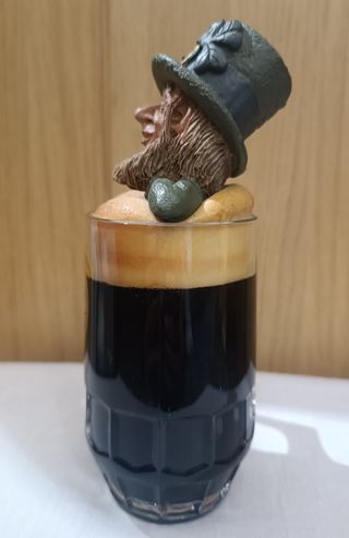 Antigua Jarra Guinness con duende irlandes.