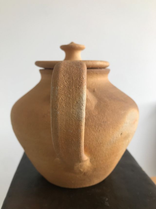tetera antigua de barro