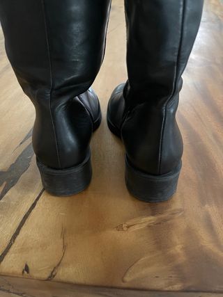 stivali neri in pelle al ginocchio